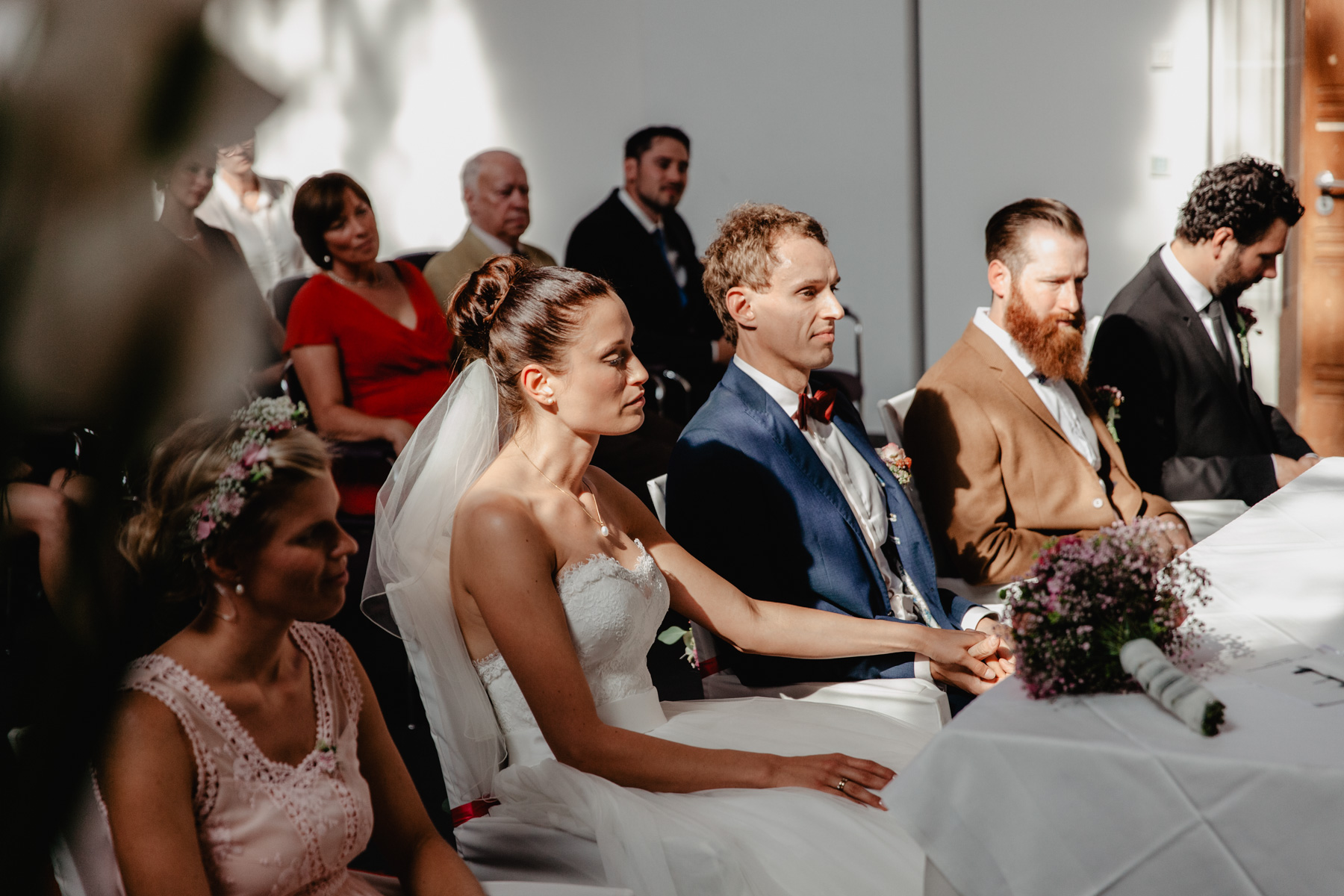 Hochzeit Collegium Leoninum – Brautpaar hält sich an den Händen während der Trauung