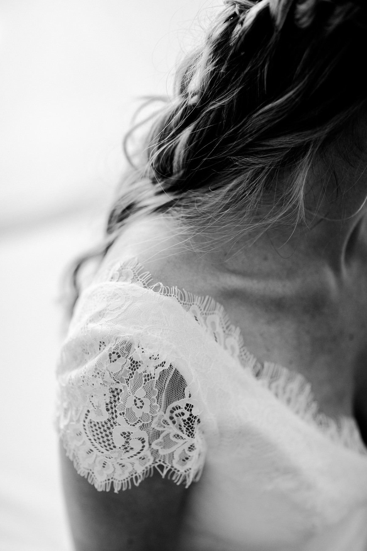 Detailaufnahme: Schulter mit Spitze eines Brautkleides