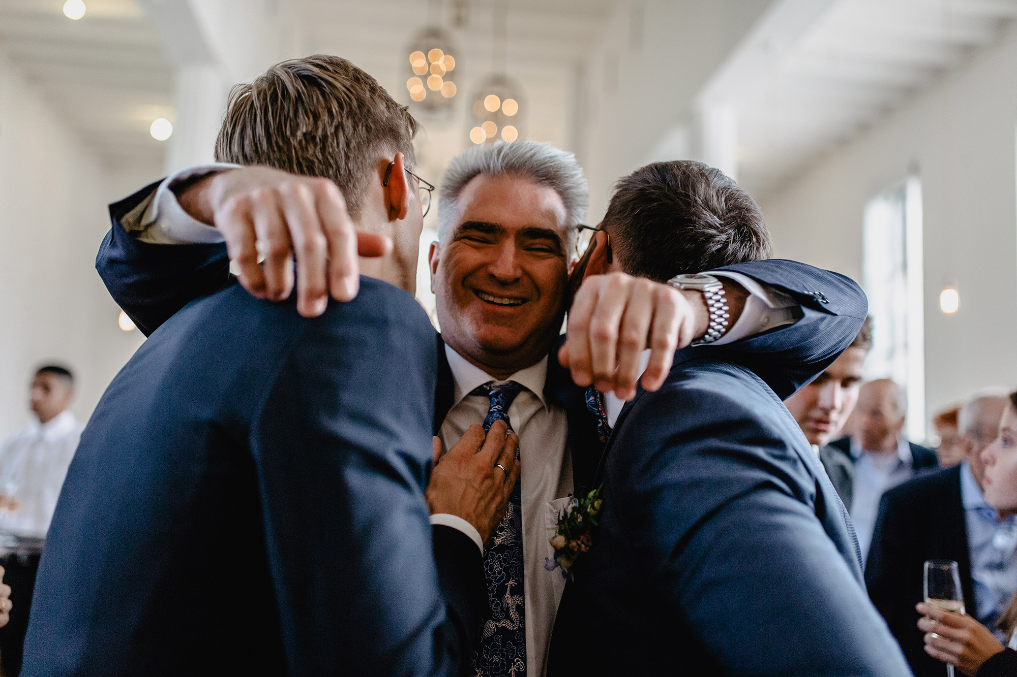Mann gratuliert zwei Bräutigamen
